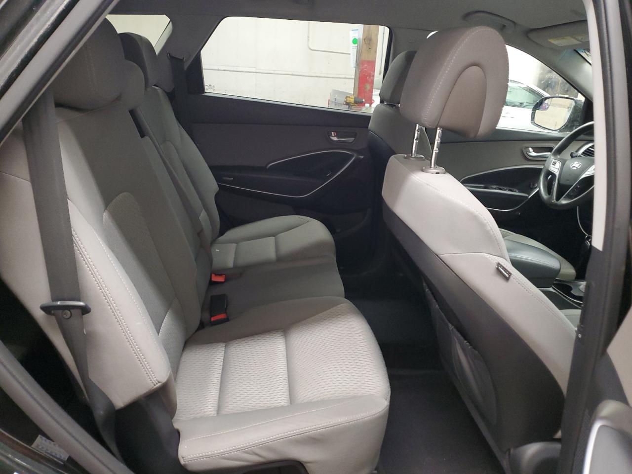 2016 Hyundai Santa Fe - Image 11