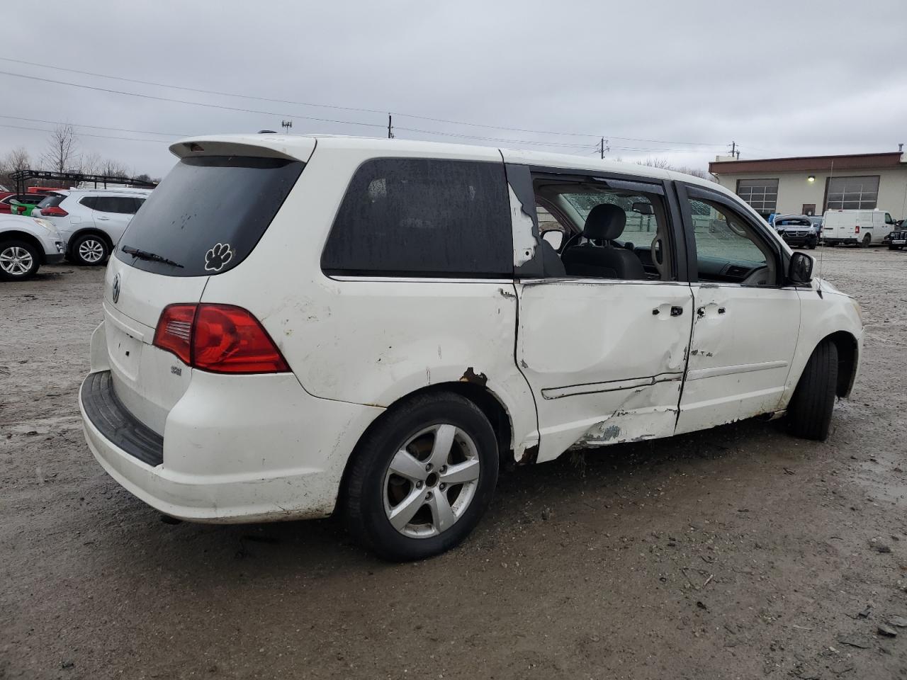 2010 Volkswagen Routan - Image 3