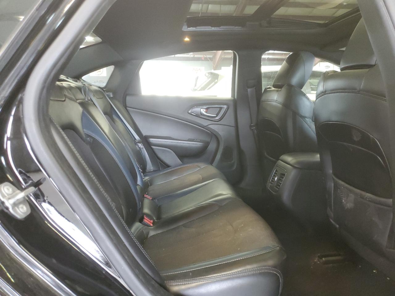 2015 Chrysler 200 - Image 10