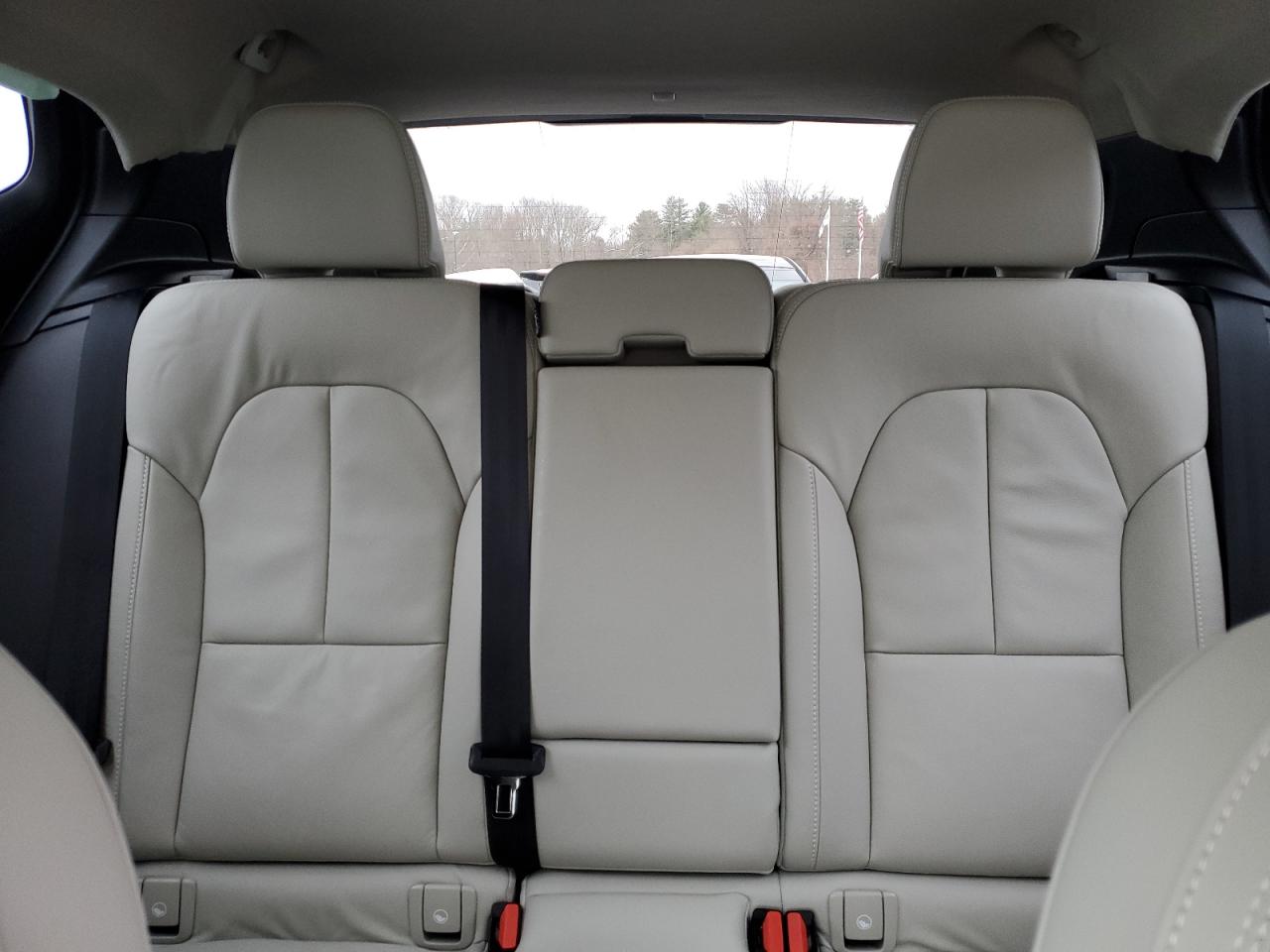 2022 Volvo XC40 - Image 10