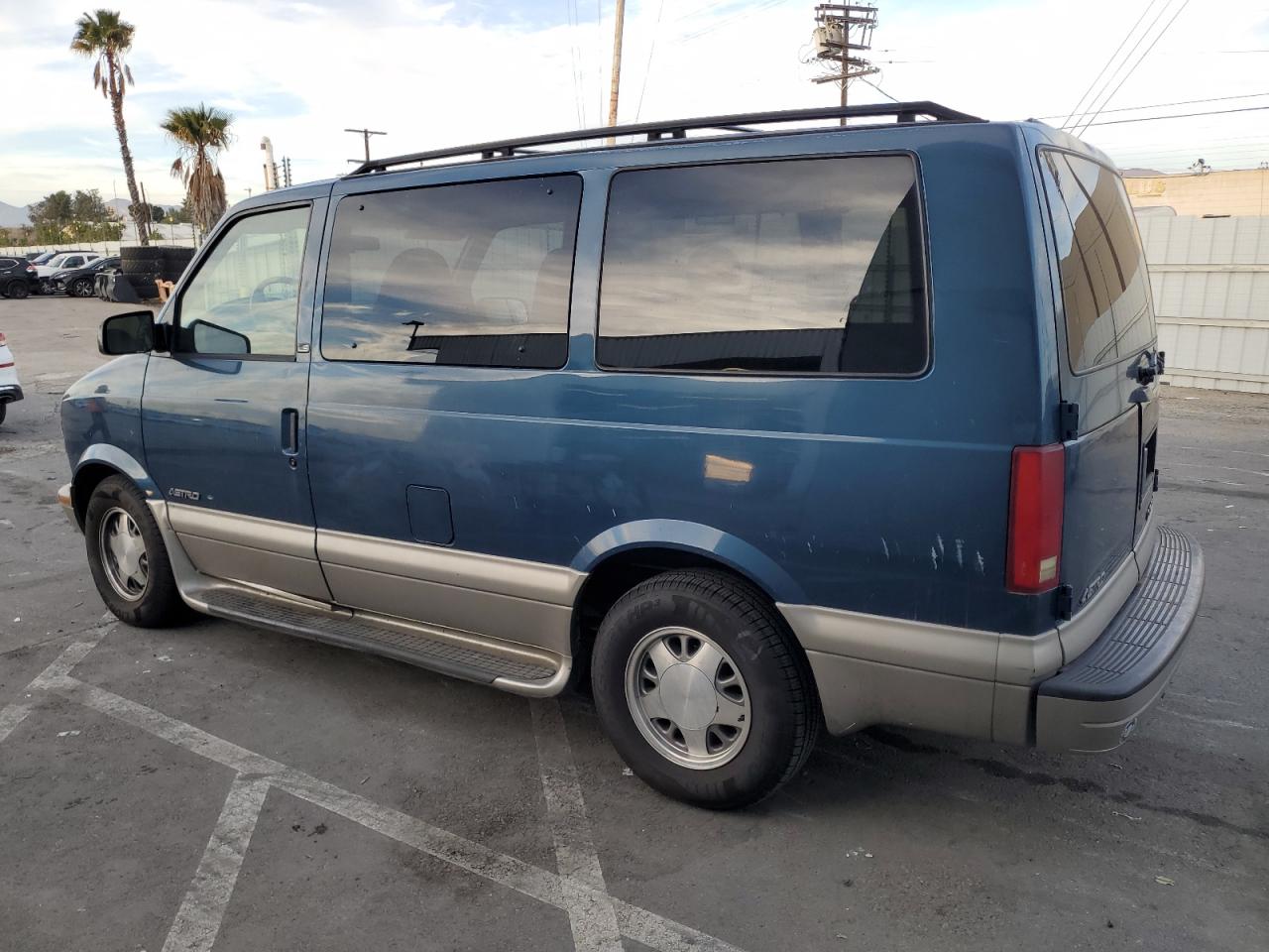 2002 Chevrolet Astro - Image 2