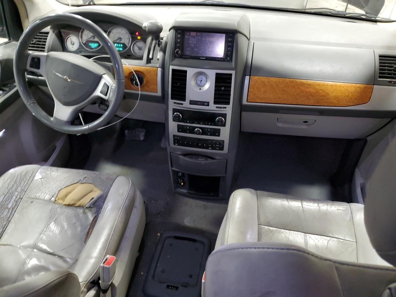 2010 Chrysler Town & Country - Image 8