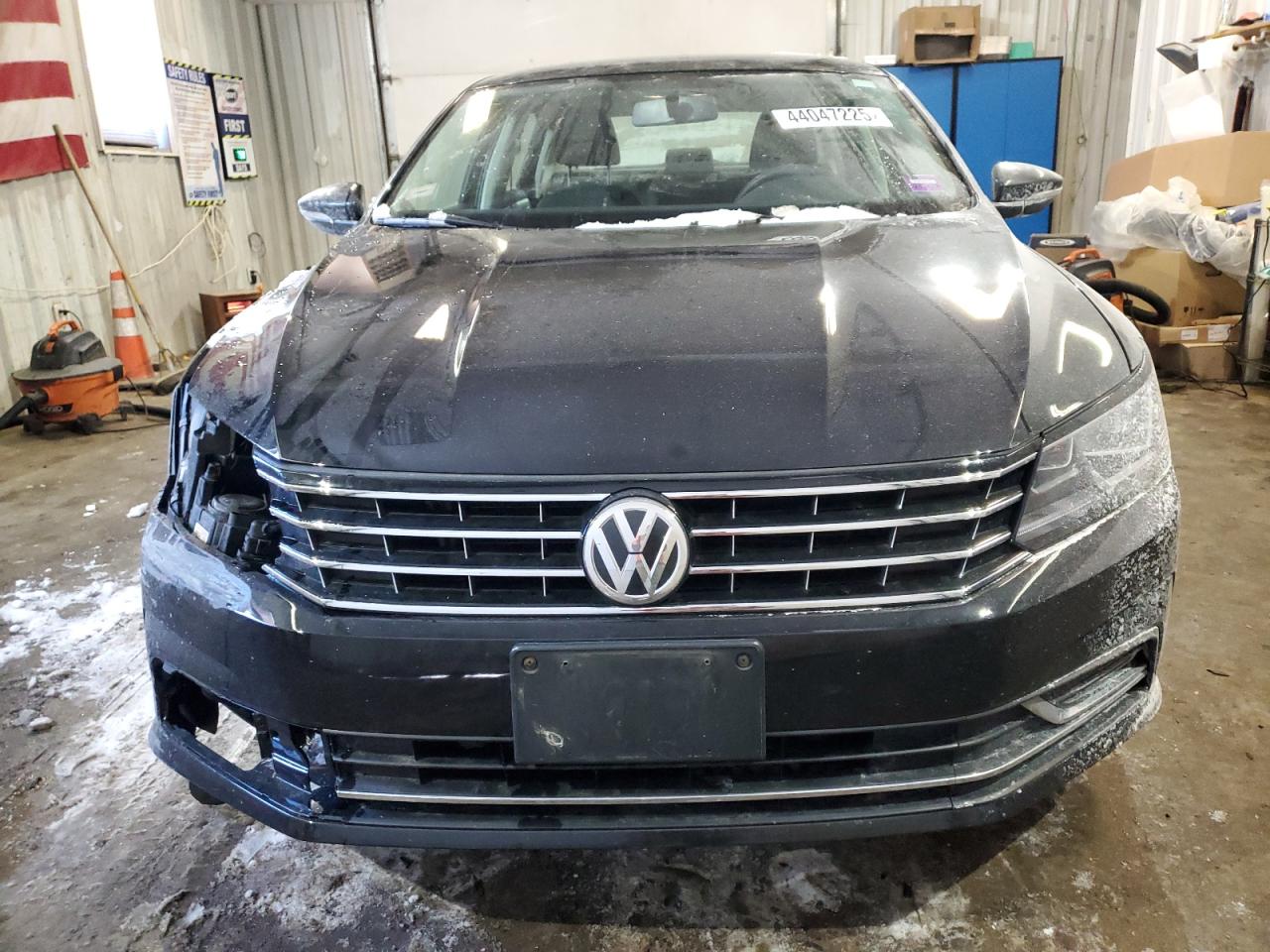 2017 Volkswagen Passat - Image 5