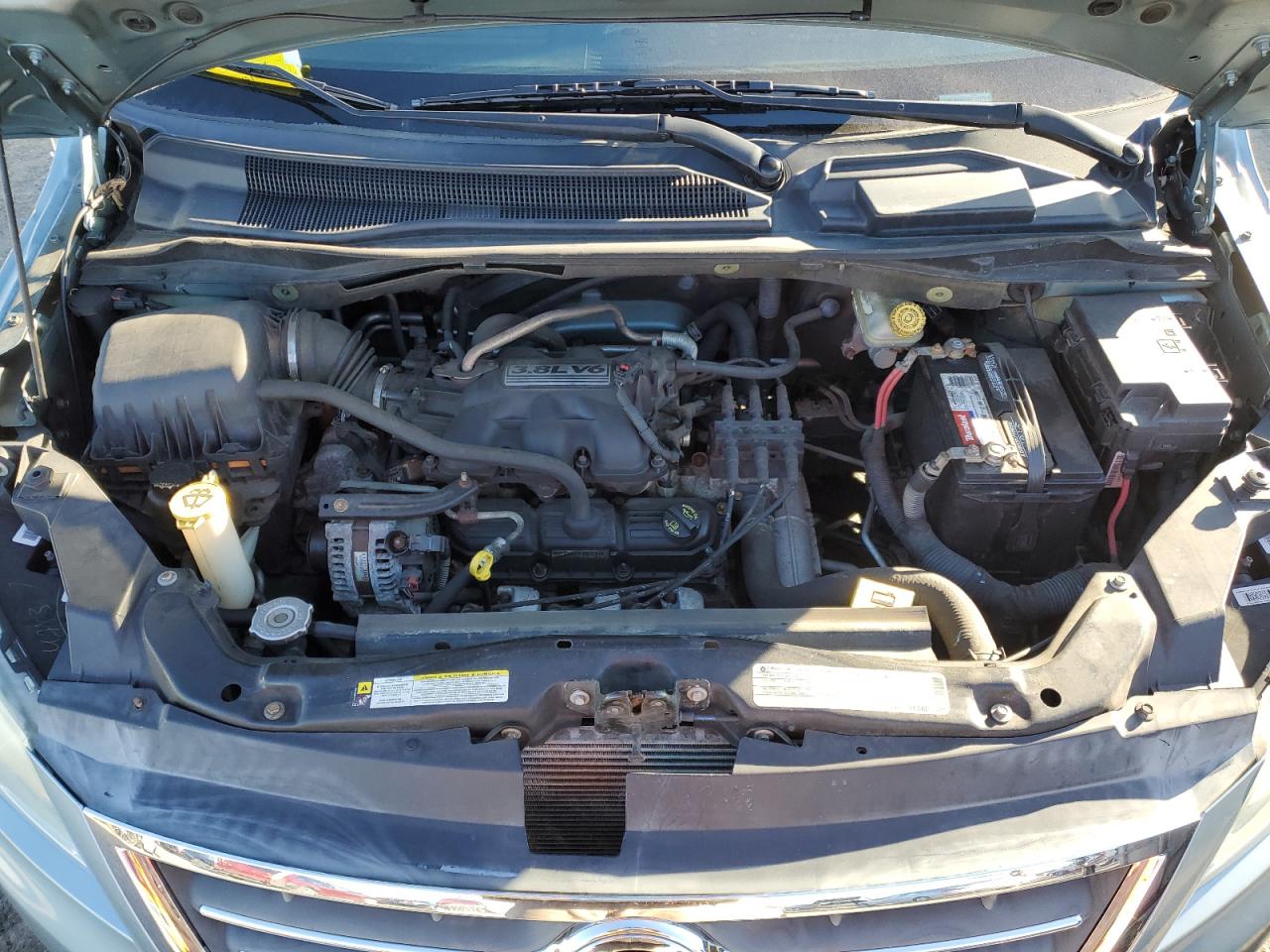 2010 Volkswagen Routan - Image 12