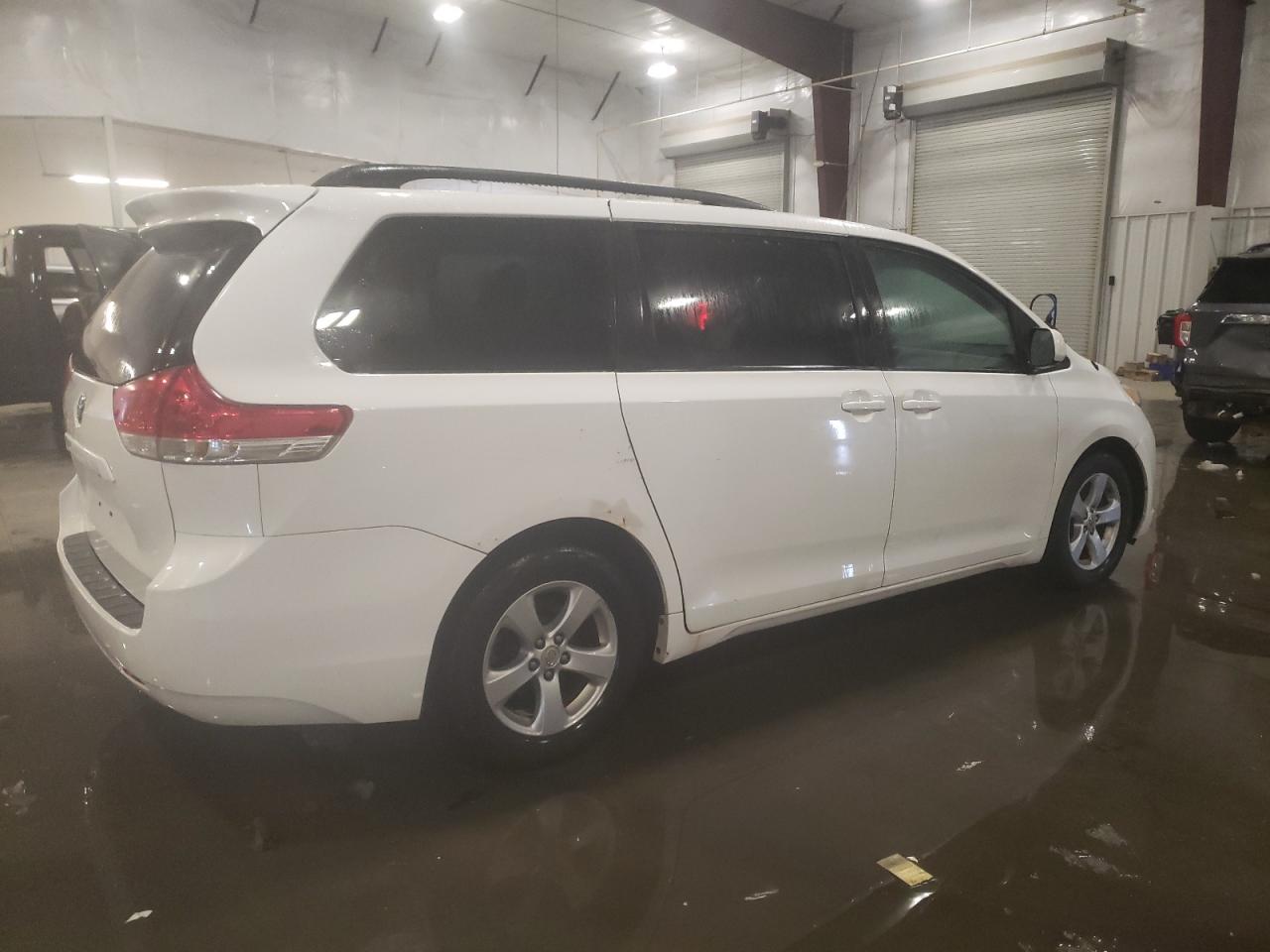 2011 Toyota Sienna - Image 3