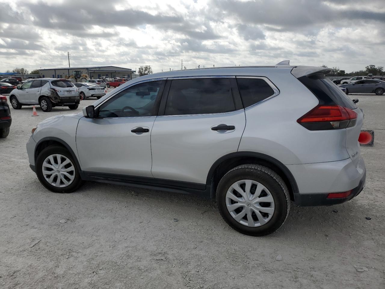 KNMAT2MT1HP511487 NISSAN ROGUE 2017