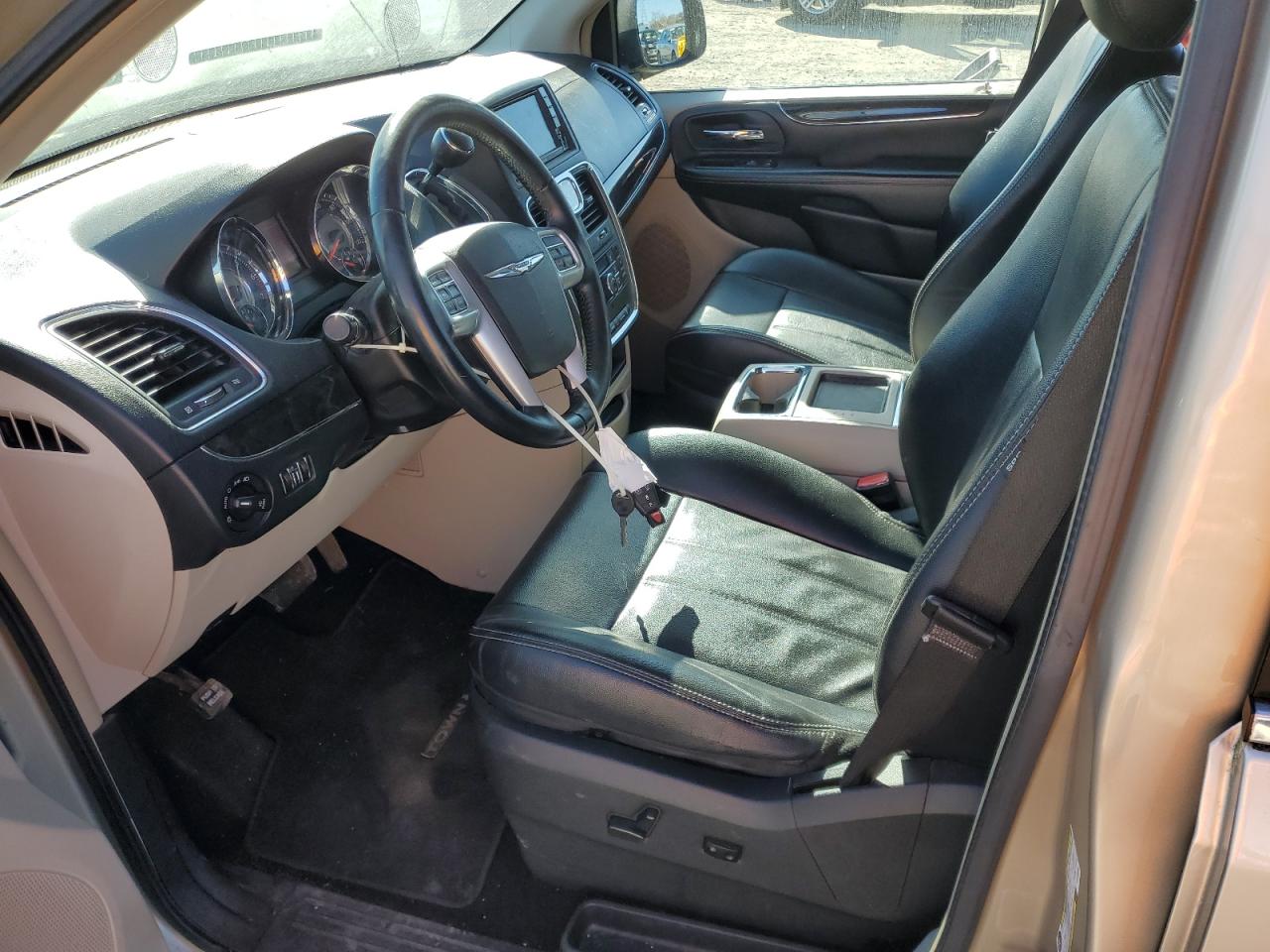 2014 Chrysler Town & Country - Image 7