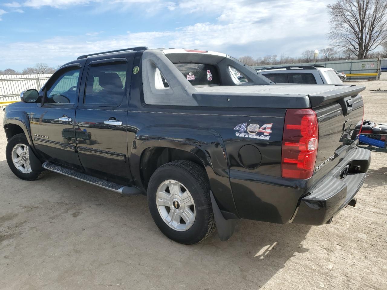 2011 Chevrolet Avalanche - Image 2