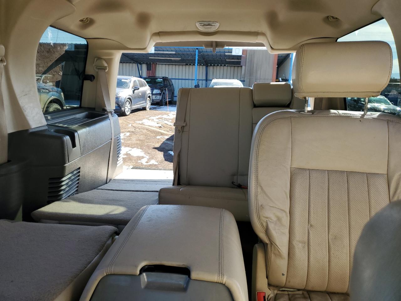 2004 Lincoln Navigator - Image 10