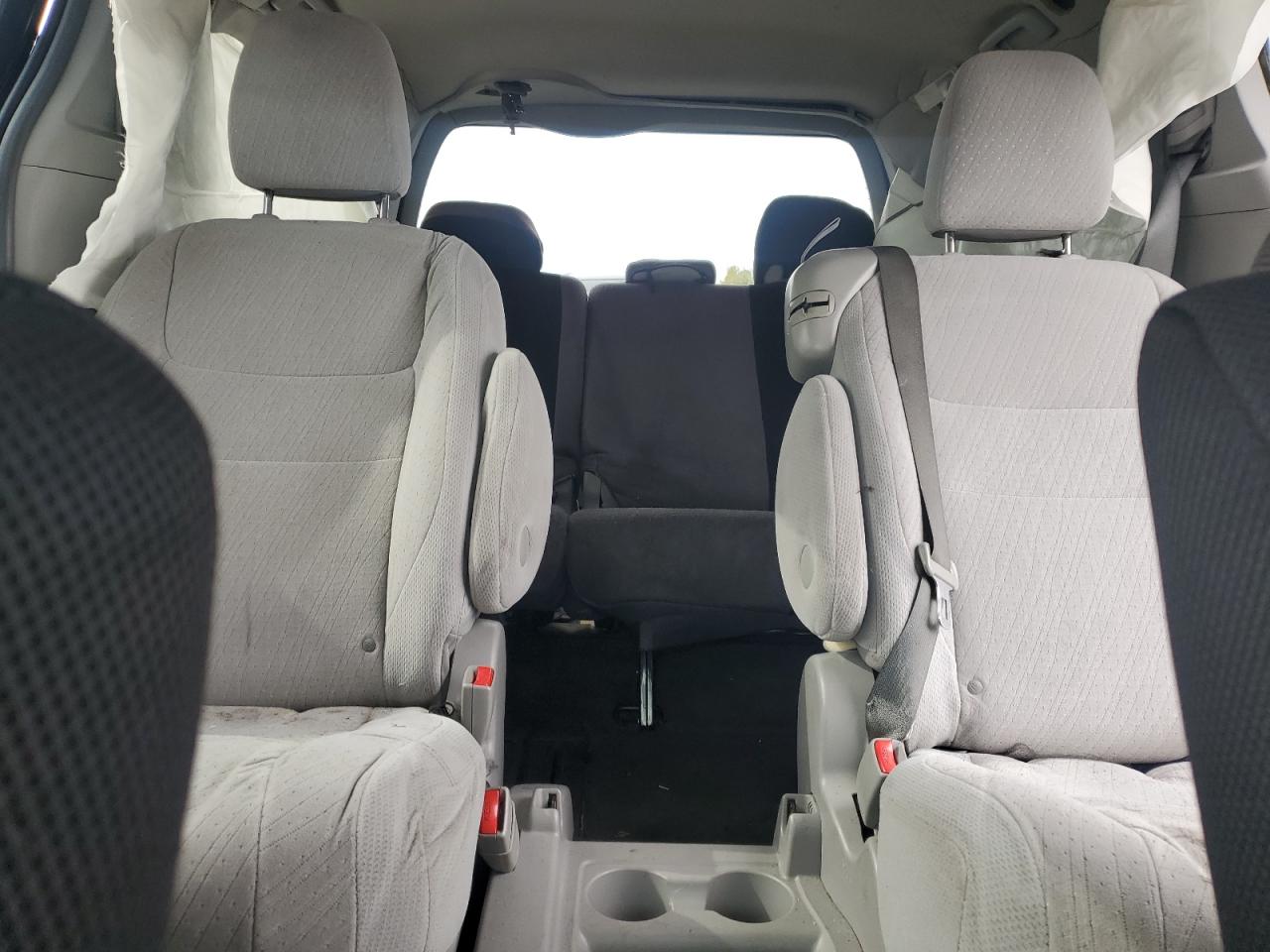 2015 Toyota Sienna - Image 10