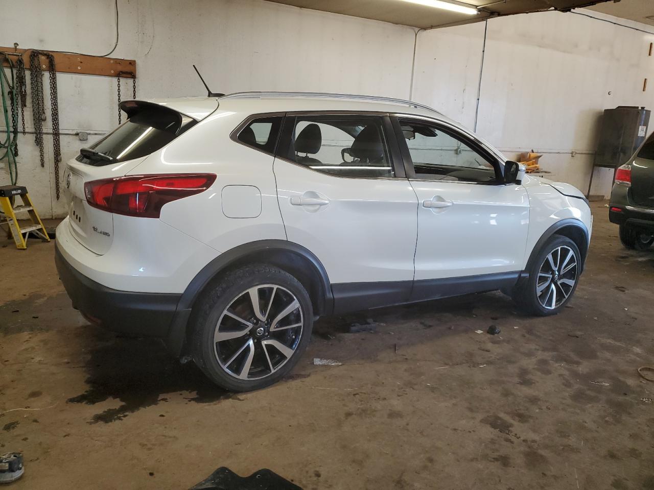 2017 Nissan Rogue - Image 3