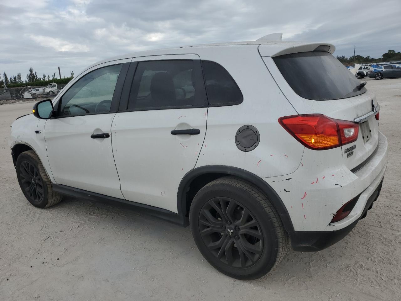 2019 Mitsubishi Outlander - Image 2