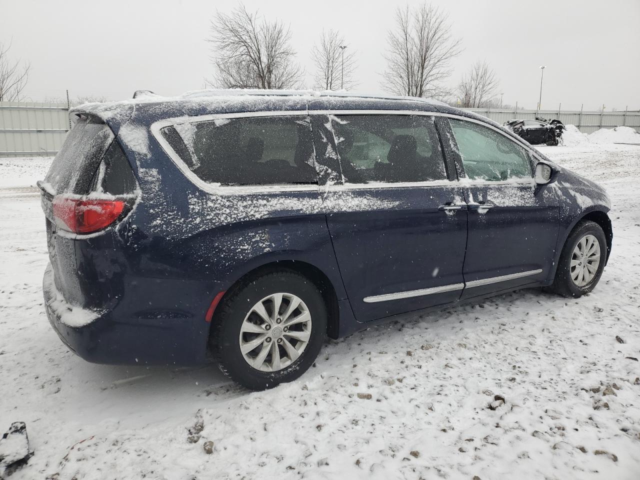 2018 Chrysler Pacifica - Image 3
