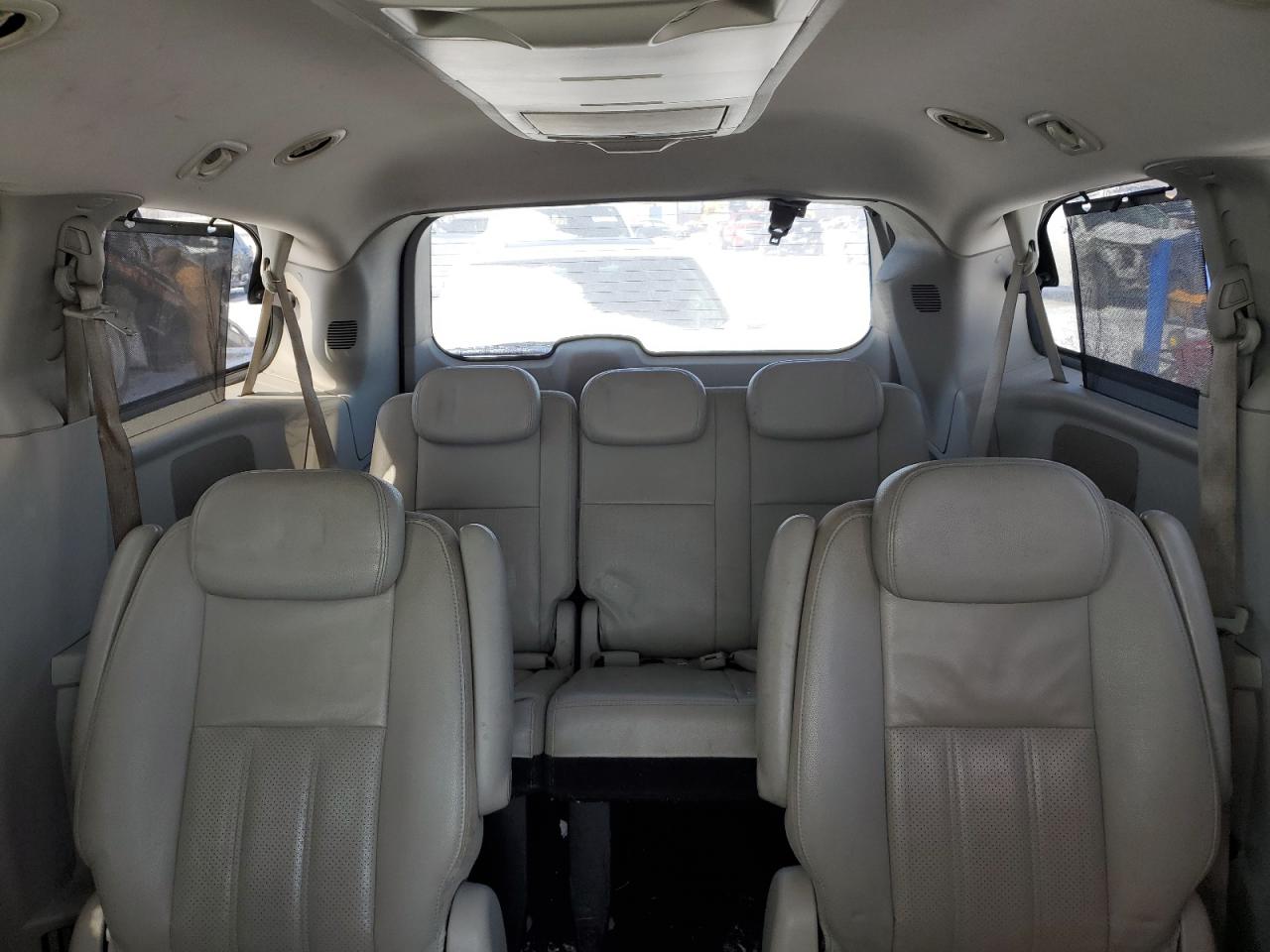 2010 Chrysler Town & Country - Image 10