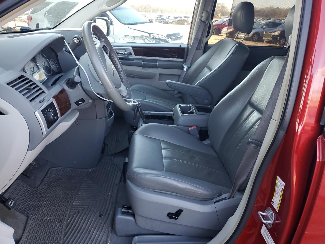 2010 Chrysler Town & Country - Image 7