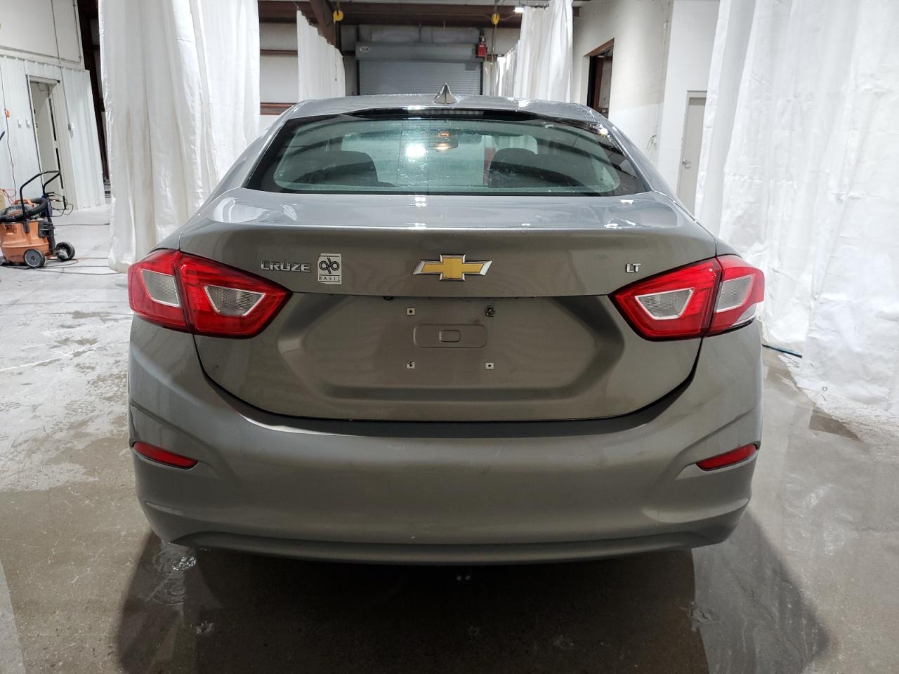 2018 Chevrolet Cruze - Image 6