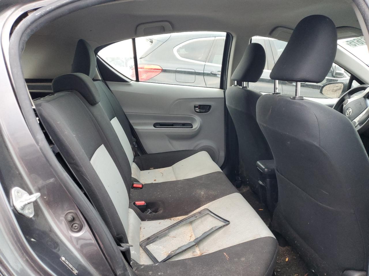 2013 Toyota Prius - Image 10