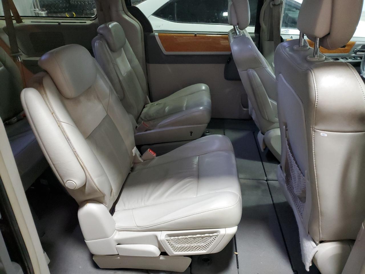 2010 Chrysler Town & Country - Image 11