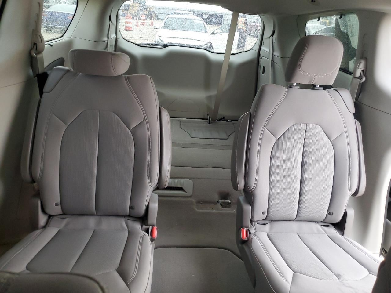 2017 Chrysler Pacifica - Image 10