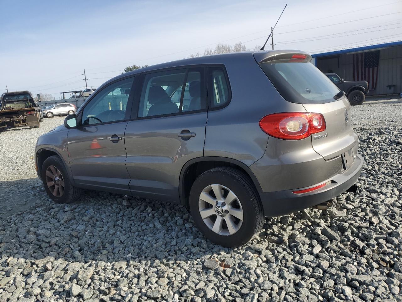 2010 Volkswagen Tiguan - Image 2