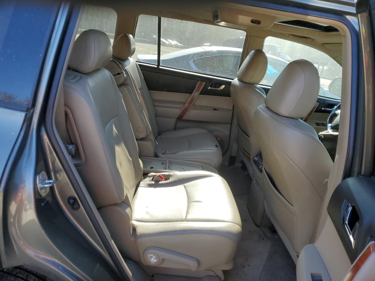2010 Toyota Highlander - Image 11