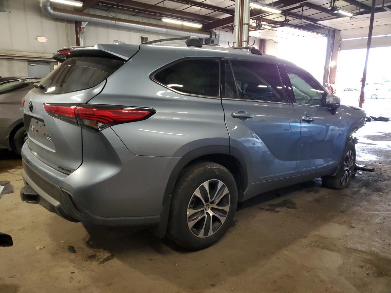 2022 Toyota Highlander - Image 3