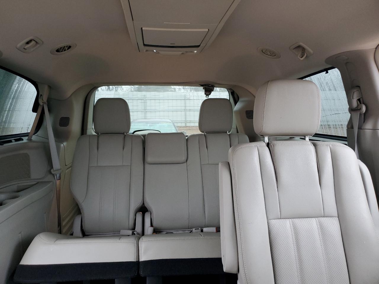 2013 Chrysler Town & Country - Image 10