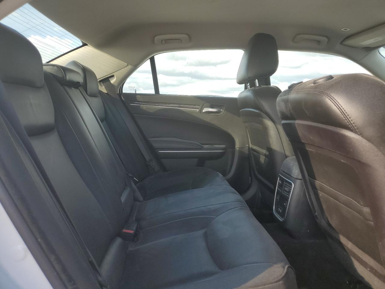 2019 Chrysler 300 - Image 10