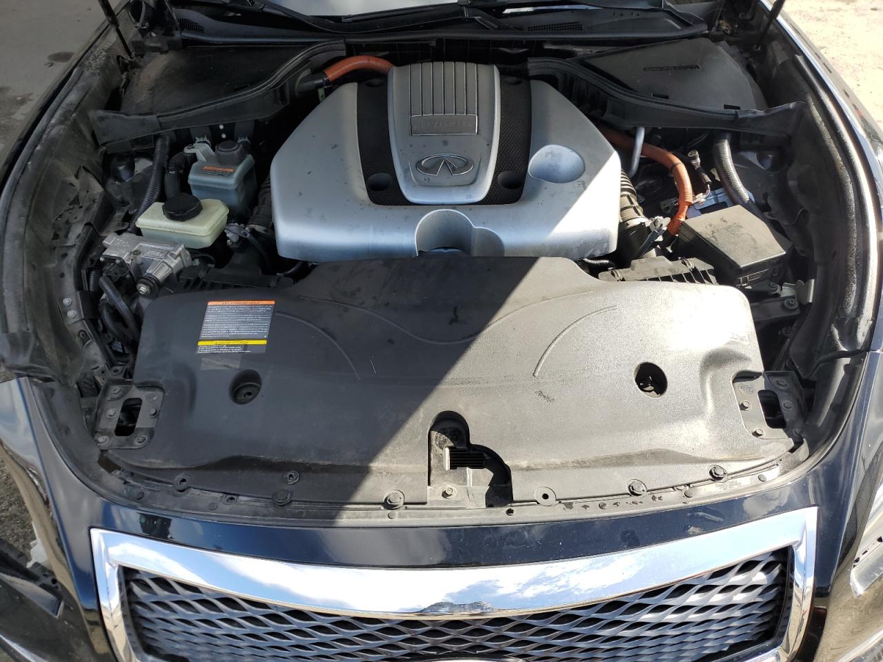 2015 Infiniti Q70 - Image 12