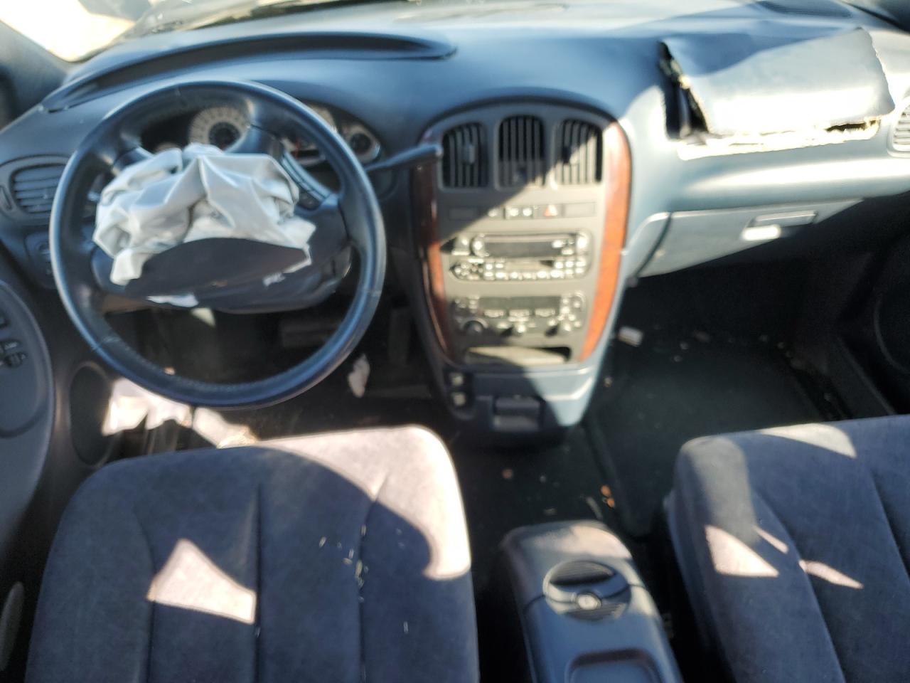 2002 Chrysler Town & Country - Image 8