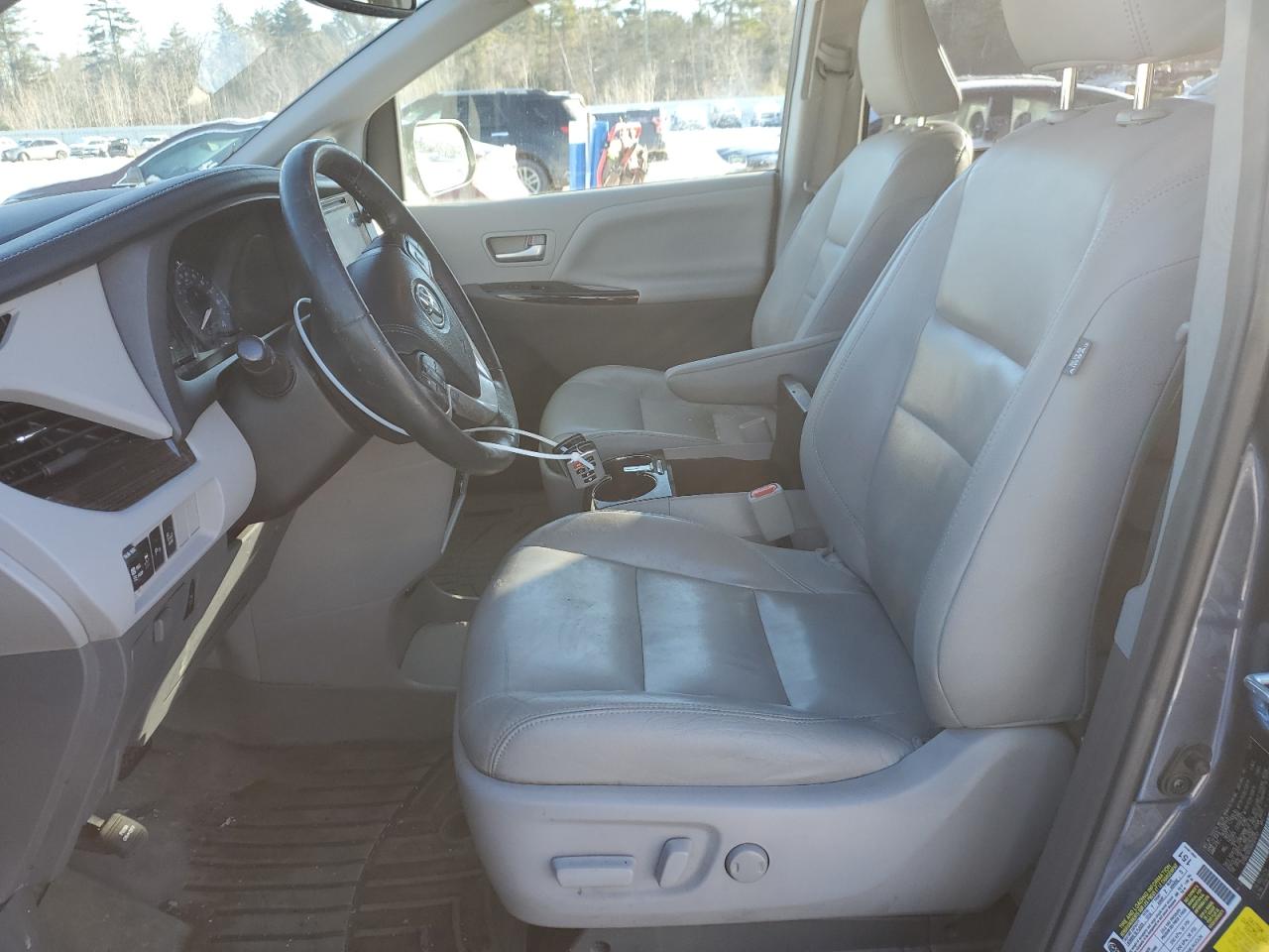 2017 Toyota Sienna - Image 7