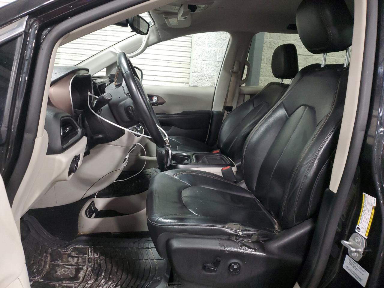 2017 Chrysler Pacifica - Image 7