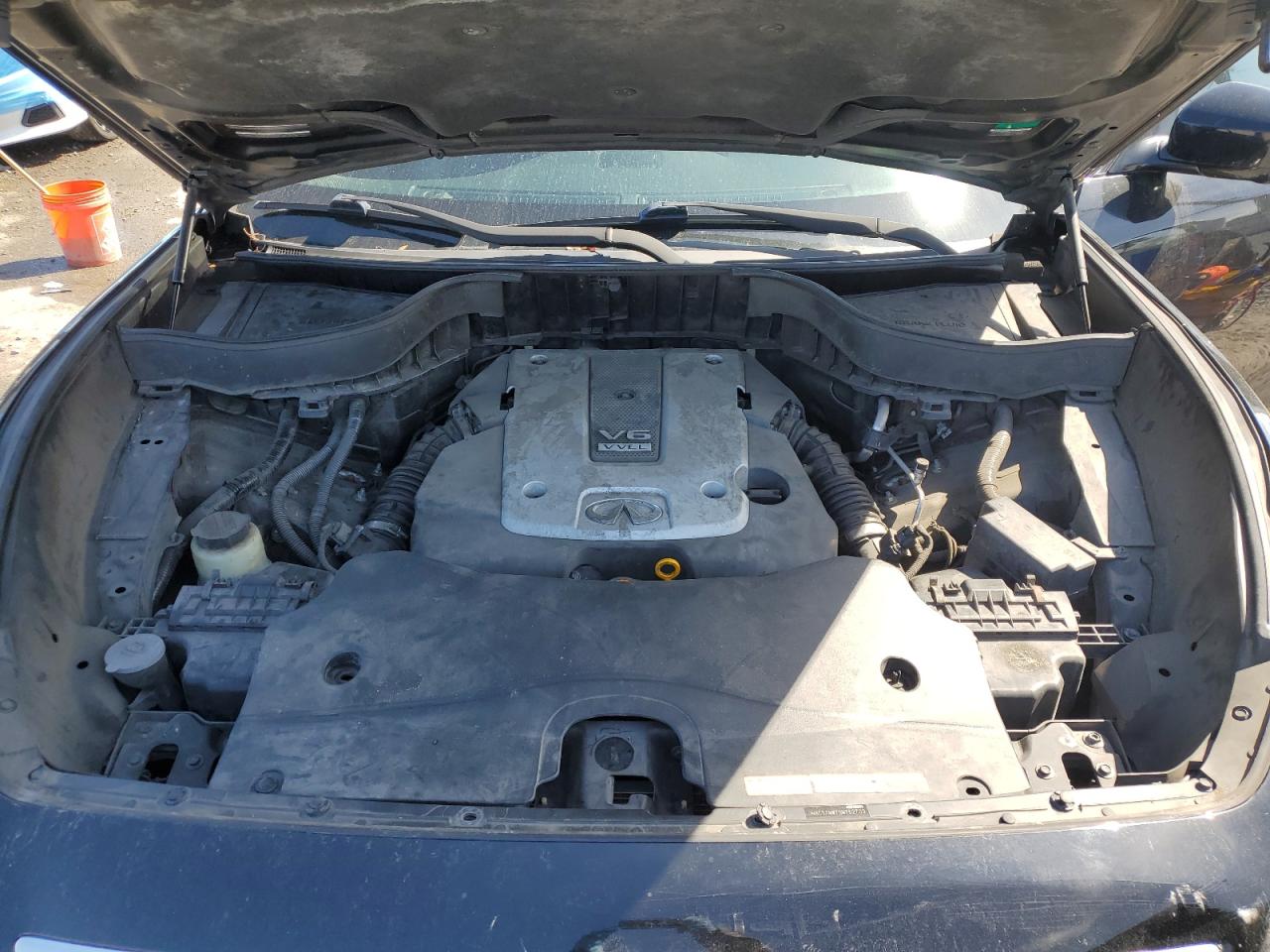 2016 Infiniti QX70 - Image 12