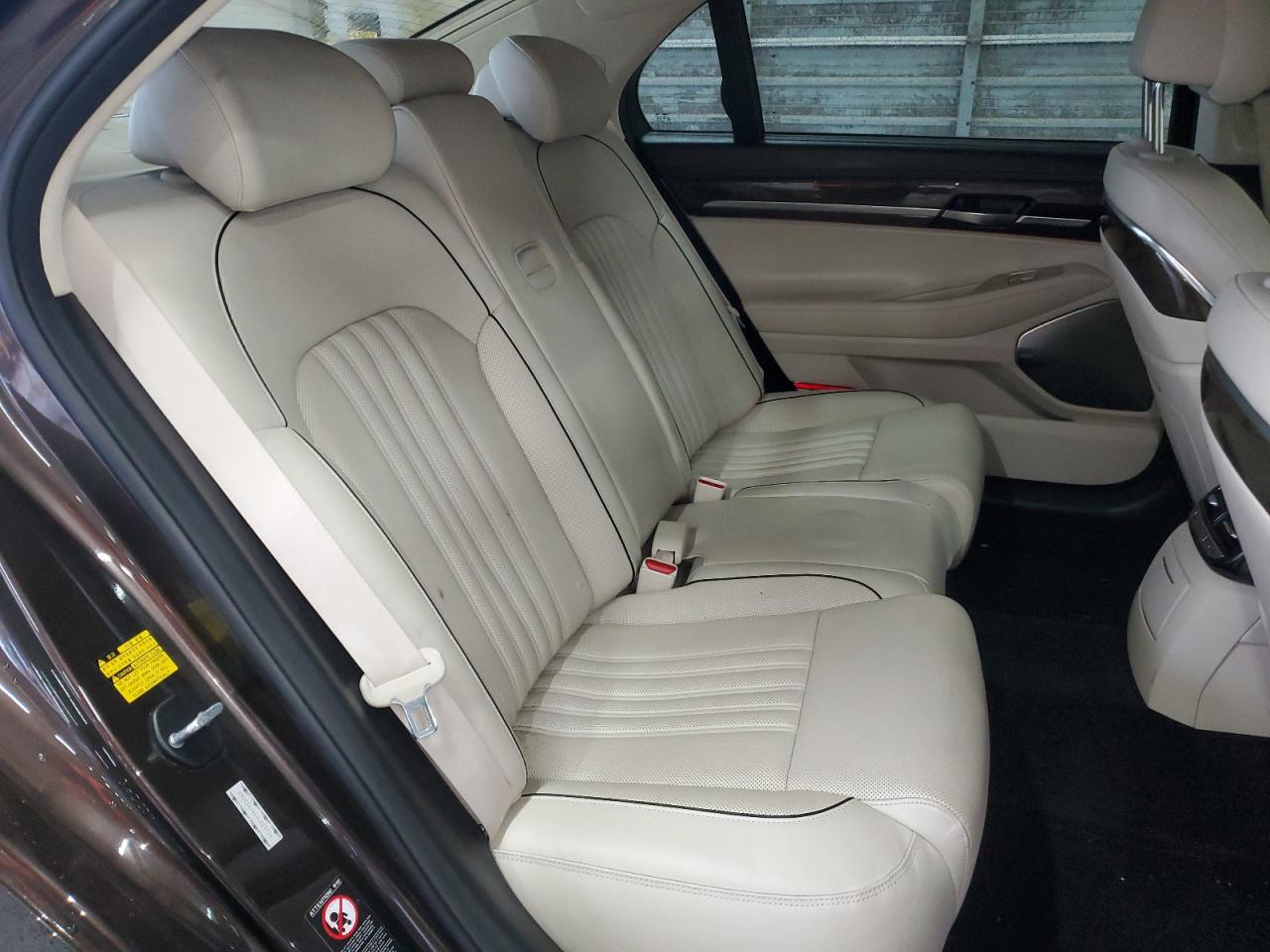 2017 Genesis G90 - Image 10