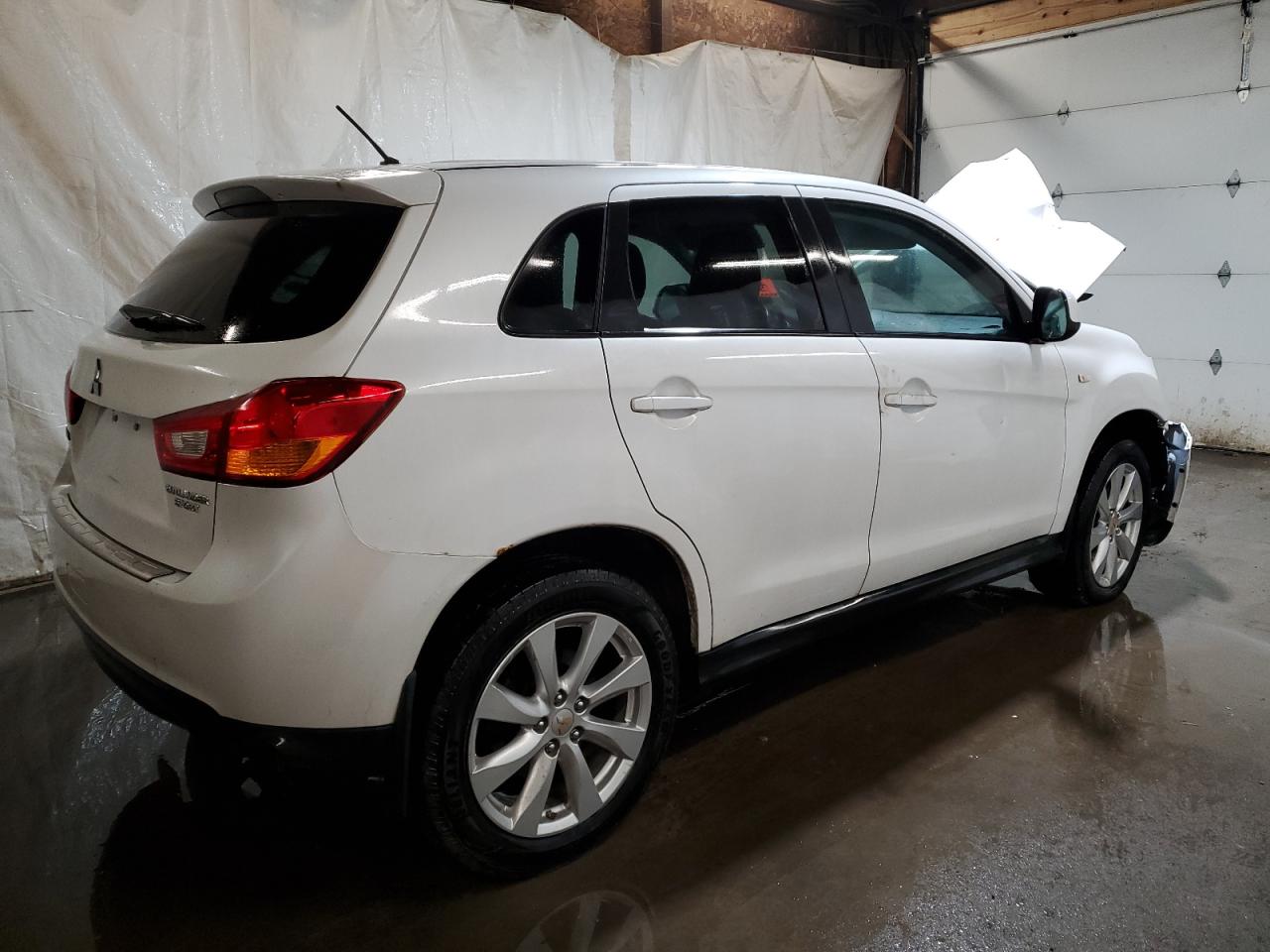 2014 Mitsubishi Outlander - Image 3