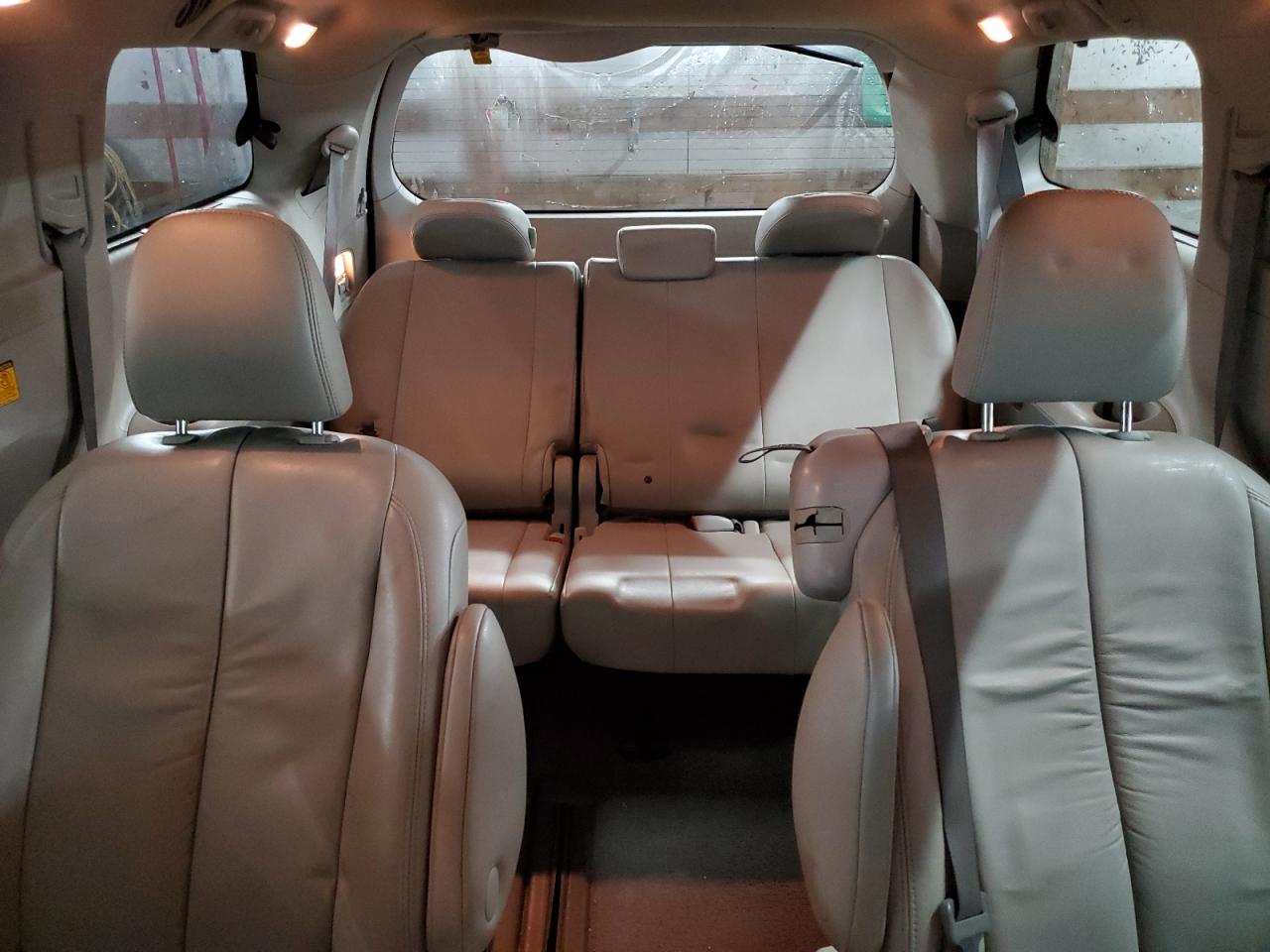 2011 Toyota Sienna - Image 10