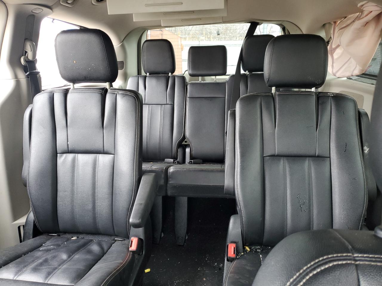 2016 Chrysler Town & Country - Image 10