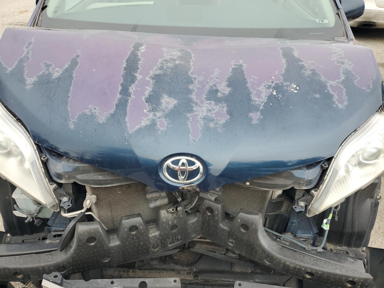 2011 Toyota Sienna - Image 12