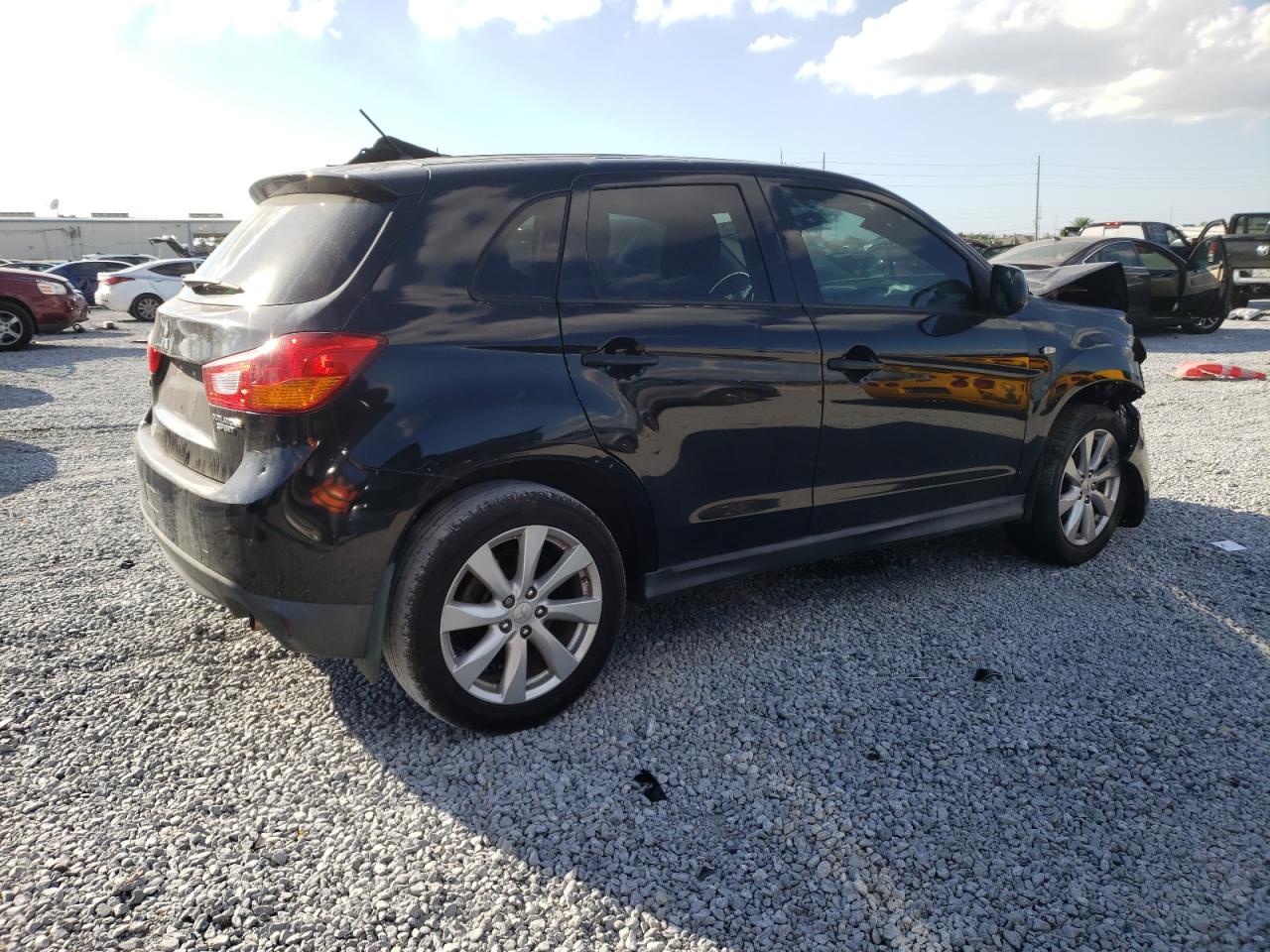 2014 Mitsubishi Outlander - Image 3