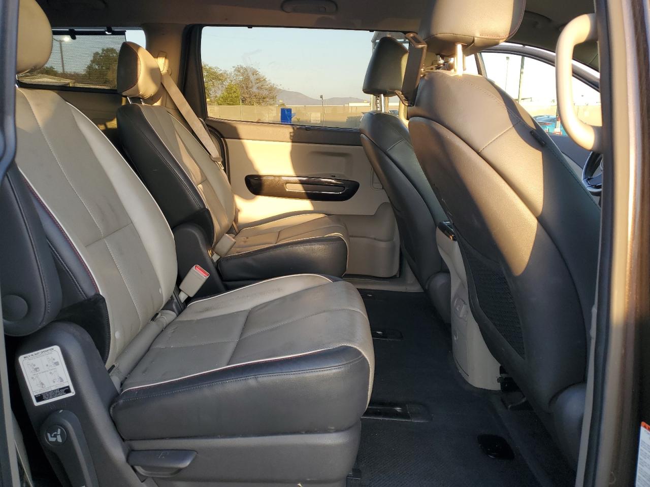 2016 Kia Sedona - Image 11