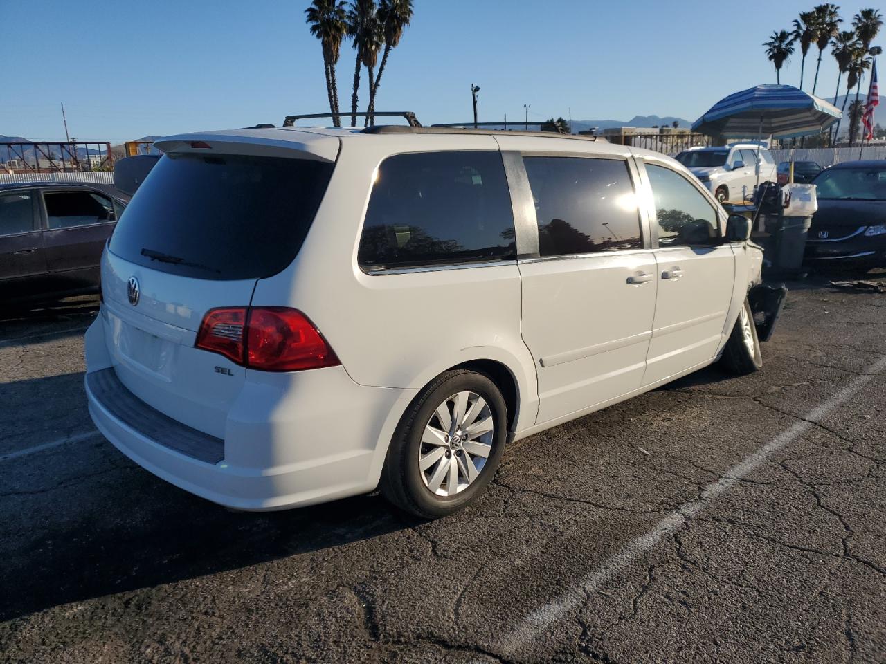 2012 Volkswagen Routan - Image 3