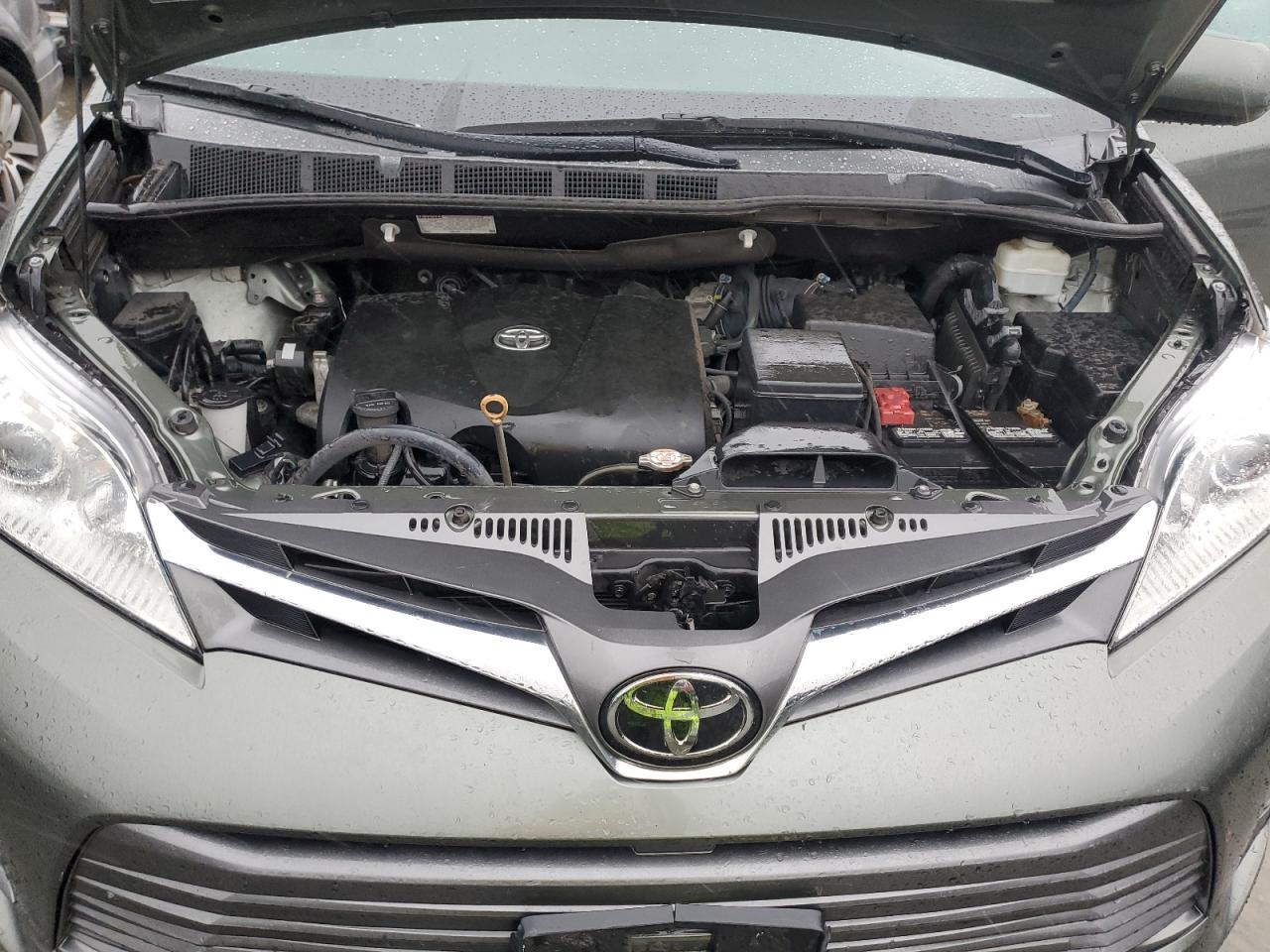 2019 Toyota Sienna - Image 12