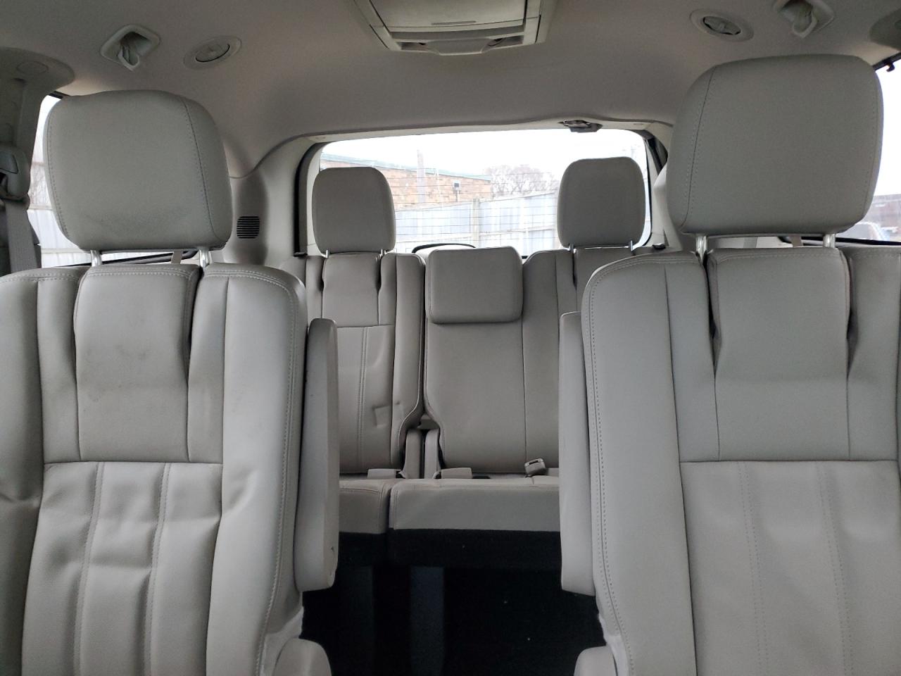 2013 Chrysler Town & Country - Image 10