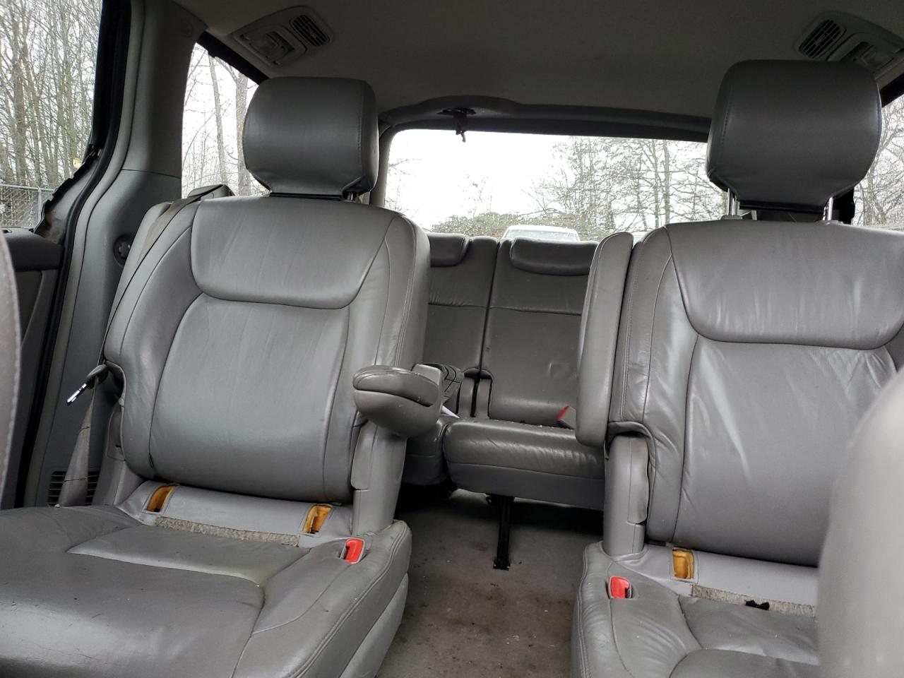 2004 Toyota Sienna - Image 10