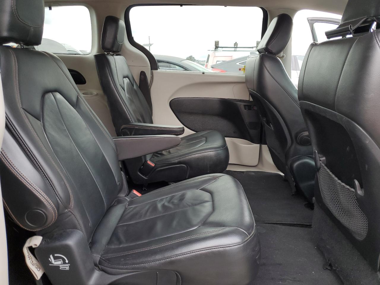 2017 Chrysler Pacifica - Image 11