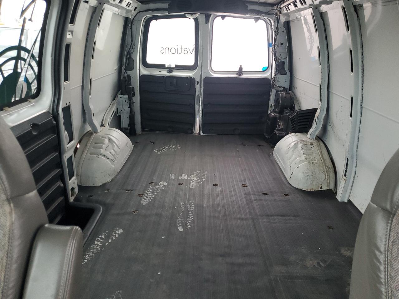 2006 Chevrolet Express - Image 10
