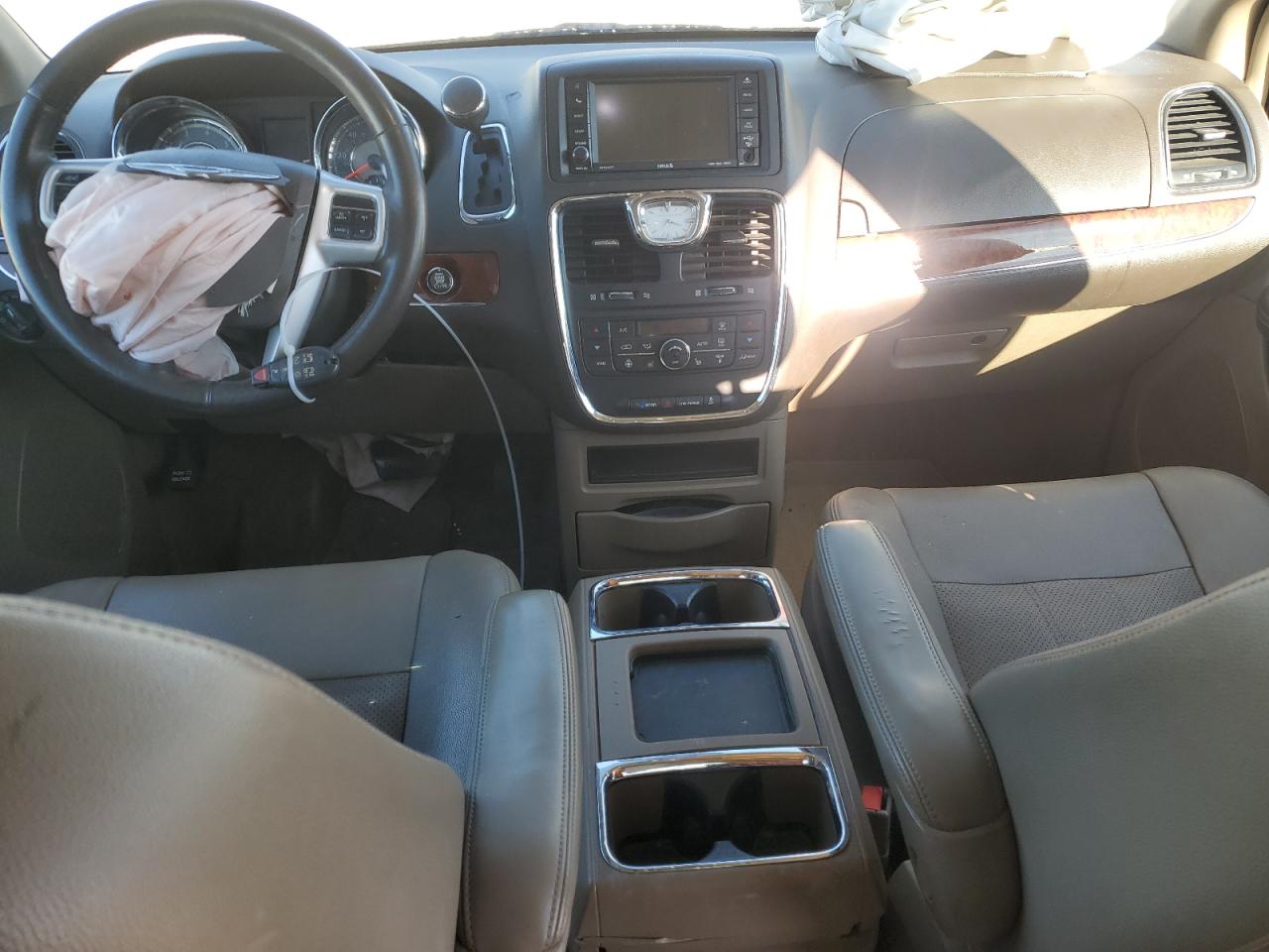 2015 Chrysler Town & Country - Image 8