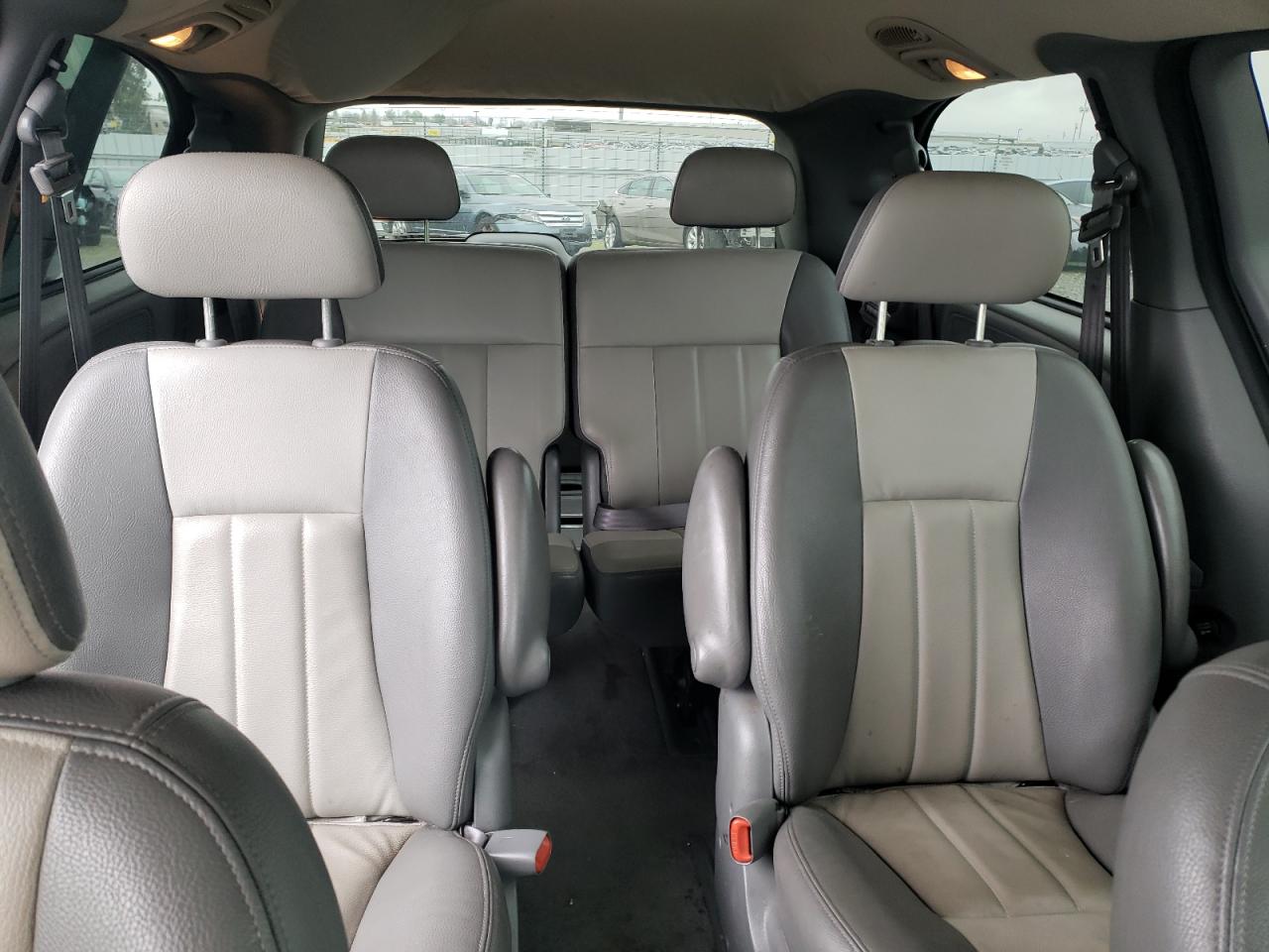 2004 Dodge Caravan - Image 10