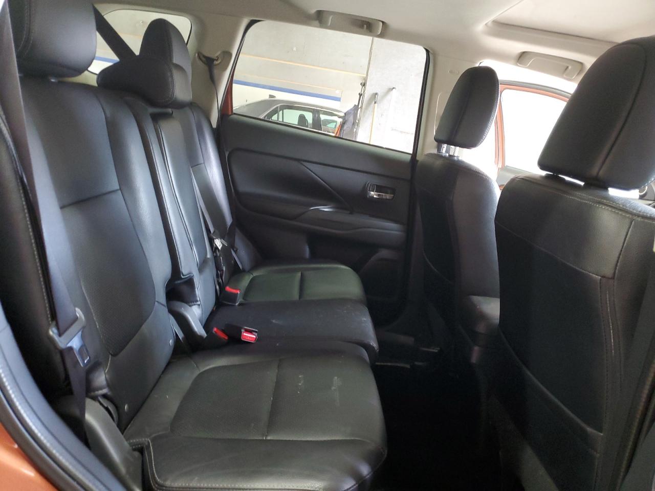2015 Mitsubishi Outlander - Image 11