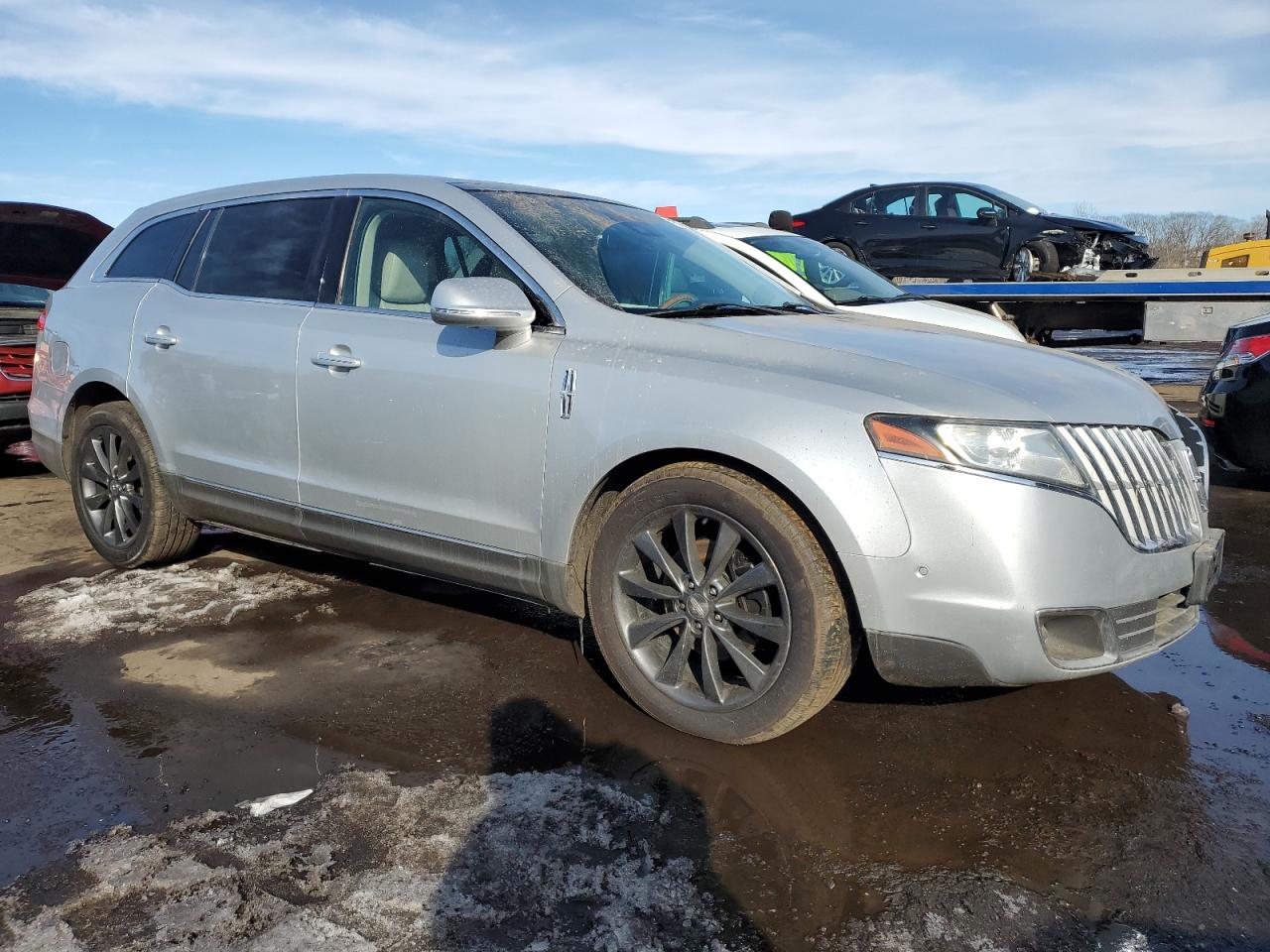 2010 Lincoln MKT - Image 4